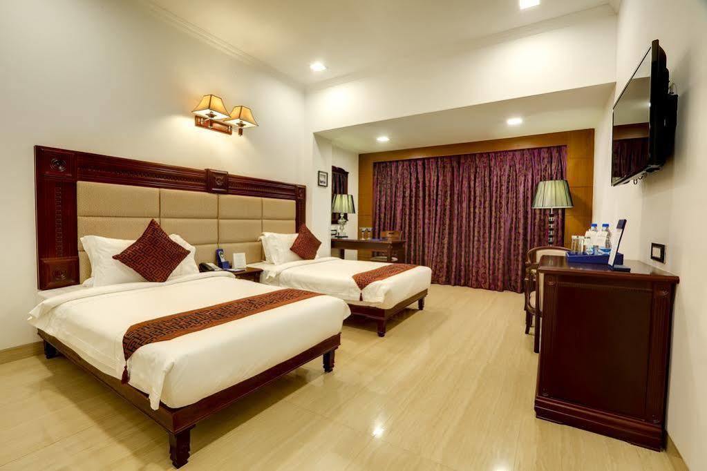 Golden Chariot Vasai Hotel Exterior foto